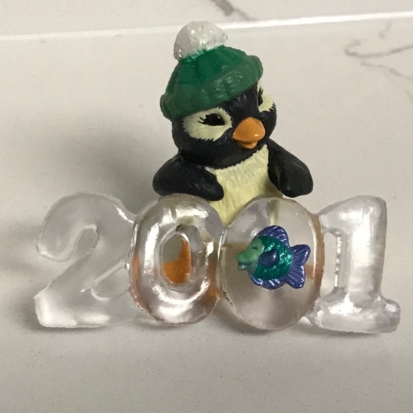Vintage Hallmark Collectible Cool Decade 2001 Penguin Christmas Ornament - Picture 2 of 9